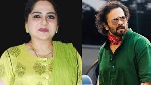 On hearing shagufta ali's ordeal, one of the judges madhuri dixit walks up to her and comforts her. Vhiztayqgu7ccm