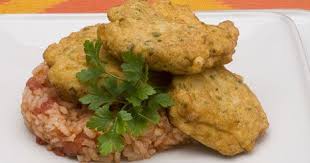 Pataniscas de vegetais com arroz de tomate e feijão. Activa Ensopado De Bacalhau