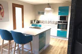 Votre magasin socoo'c, spécialiste des cuisines pas chères, vous conseille dans l'aménagement de votre cuisine. Belle Cuisine Blanche Et Bleue Avec Ilot Central Ambiance Moderne Et Conviviale Assuree Cuisine Bleu Blanc Meuble Cuisine Belle Cuisine Cuisine Equipee