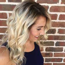 Looking For The Perfect Hairstyle To Transition From Summer To Fall Shadow Roots Are The Perfec Roots Hair Blonde Hair With Brown Roots Dark Roots Blonde Hair