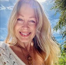 Linda Waldie's Instagram, Twitter & Facebook