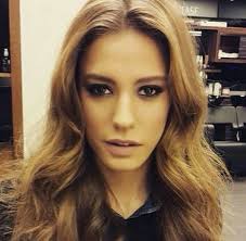 Merhaba kızlar ben saçlarımı açıcıyla 4 ayda açık bakıra kadar açmıştım daha sonra serenay saç rengi için kuaföre gidip boyattım ancak çok koyu bi küllü kumral oldu. Serenay Sarikaya Sac Rengi Sac Unluler