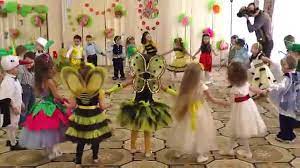 La gradinita, mama, tu te mandresti cu mine, ca sunt tare cuminte si invat foarte bine. Gradinita 183 Grupa 3 Serbarea De 8 Martie 2015 Youtube