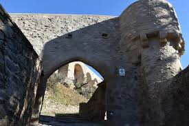 Une partie risquait de tomber" : la porte du Brugelet, Monument historique  en Haute-Loire, a été rénovée et sauvée