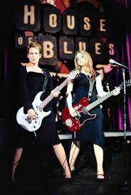 In one of the final scenes of the movie freaky friday (2003), lindsay lohan's character plays a guitar solo inside of jamie lee curtis, playing her mother. 21 Things That Don T Make Sense After Watching Freaky Friday As An Adult Sports Retriever