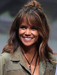 Russell crowe presents the award. Halle Berry Wikipedia
