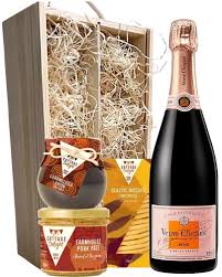 Veuve clicquot ponsardin brut rose clicq call gift box. Veuve Clicquot Rose Champagne Hamper Next Day Delivery Uk Sparkling Direct