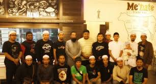 Pelanggan yang datang ke bank tempat kerjanya hari ini luar biasa ramai. Demi Islam Pakar Daging Ratu Elizabeth Ini Buka Restoran Sendiri Di Kuala Lumpur