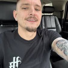 Who is the best realistic pet portrait tattoo artist?