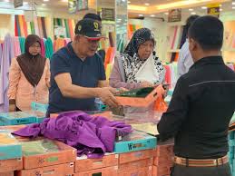 Ia dihasilkan melalui teknik alternate s and z twist di mana benangnya dipintal dengan kesan berkerut. Lelong Besar Sehingga Malam Raya Di Jakel Mek Onie