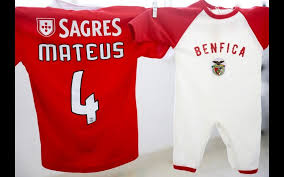 Tanto a pipoca mais doce como o arrumadinho publicaram a fotografia de uma camisola e um body do benfica. A Pipoca Mais Doce Blogger Mais Famosa Do Pais Esta Gravida Pela Segunda Vez Veja O Anuncio Peculiar Vip Pt