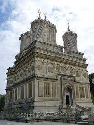 Biserica, monument în cruce greacă înscrisă, de tip complex. MÄƒnÄƒstirea Curtea De ArgeÈ™ Orthodoxwiki