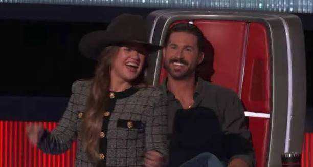Are Kelly Clarkson and Riley Green the newest power duo on The Voice? 👀  Fans are noticing major chemistry between the coaches this season, and the  internet is officially shipping them! Read