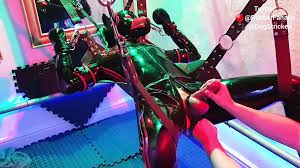 Gimp di gomma nella fionda con CBT e gioco anale fatto per venire con il  tormento post orgasmo