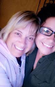 It's a beautiful day for a story and a craft outside! 💛👟