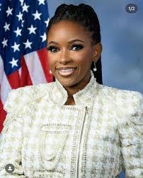 Edna Howard's Instagram, Twitter & Facebook