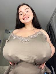 Alenka Pelenka - hot curves displayed in nude shots!