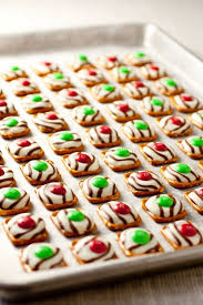 I'm not the biggest fan of chocolate, but i love me some hershey's kisses! 101 Dessert Recipes Using Hershey Kisses Weihnachts Snacks Snack Snacks