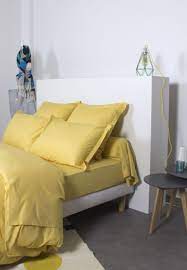 parure de lit jaune en 100 coton cette parure de lit est composee d une housse de couette et de deux taies d oreill parrure de lit linge de lit parure de lit