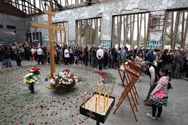 Казбек мисиков смотрел на бомбу, висевшую над его семьей. V Osetii Nachalas Vahta Pamyati Po Zhertvam Terakta V Beslane Rossijskaya Gazeta