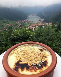 Pirinç miktarı iyi, lapa değil, sulu da değil. Uzungol Manzara Esliginde Mukemmel Hamsikoy Sutlaci Rice Pudding Uzungol Hamsikoysutlaci Tatlisunum Sutlac Firinsutlaci Manzara
