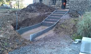 Eine Pflastersteintreppe Wird In Den Hang Zum Parkplatz Gebaut Eine Woche Urlaub Ist Gerade Vergangen Und Wir Konnen Neben Den Aus Treppe Parkplatz Pflaster