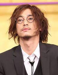 king of 個性派 窪塚洋介の髪型がおしゃれ メンズ ヘアスタイル スーツ メンズ髪型 髪型 メンズ