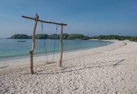 Salah satu tempat wisata pantai yang ada di malang letaknya tepatnya berada di malang bagian selatan. Mandalika Punya Pantai Bukit Hingga Pura Layak Kunjung