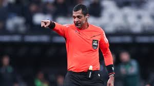 Santos vs Cruzeiro 未开球已成焦点，裁判 Wagner do Nascimento Magalhães 的 Atletiba 判罚被球迷扒出