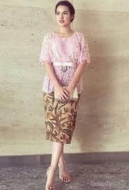 Dengan terdapat belahan pada rok span, ini membuat penggunanya tidak mengalami kesulitan ketika berjalan. Klasik Dan Elegan Inspirasi Model Rok Batik Untuk Kondangan