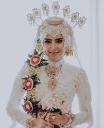 Artikel ini berisi 37+ foto wedding dengan baju pengantin adat jawa muslimah hijab modern wedding kk elisa+iqbal di gedung aula asrama haji temanggung jawa tengah. 40 Inspirasi Model Baju Pengantin Adat Jawa Terbaru 2020