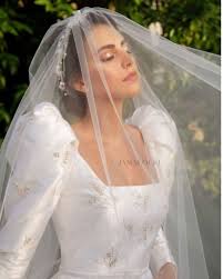 الممثلة وملكة الجمال سابقاً فاليري أبو شقرا، نقلت مقرّ إقامتها الى دبي حيث تتركّز أعمال زوجها زياد عمّار. Ù…Ù„ÙƒØ© Ø¬Ù…Ø§Ù„ Ù„Ø¨Ù†Ø§Ù† Ù„Ø¹Ø§Ù… 2015 ØªØªØ­Ø¯Ù‰ ÙƒÙˆØ±ÙˆÙ†Ø§ Ø¨Ø­ÙÙ„ Ø²ÙØ§Ù ÙˆØ§Ù„Ø£Ù…Ù† ÙŠØªØ¯Ø®Ù„ ÙÙŠØ¯ÙŠÙˆ ÙˆØµÙˆØ± Ø§Ù„ÙŠÙˆÙ… Ø§Ù„Ø³Ø§Ø¨Ø¹