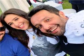 وجهت شقيقة رجل الأعمال محمد حلاوة، السيدة لمياء حلاوة رسالة إلى الفنانة ياسمين عبد العزيز، وذلك بعد وصفها لريهام حجاج وبوسي شلبي بـ جوز حرابيق. ÙˆØ§Ø¦Ù„ Ø¹Ø¨Ø¯Ø§Ù„Ø¹Ø²ÙŠØ² Ù„Ù€ Ø§Ø¨Ù†Ø© Ù…Ø­Ù…Ø¯ Ø­Ù„Ø§ÙˆØ© Ø¨Ø¹Ø¯ ÙƒØ¯Ù‡ Ø£Ù†Ø§ Ø§Ù„Ù„Ù‰ Ù‡Ø±Ø¯ Ù…Ø´ Ù‡ÙŠ Ø®Ø§Ù„Øµ Ø§Ù„Ø¯Ù‚ÙŠÙ‚ Ø§Ù„Ø¥Ø®Ø¨Ø§Ø±ÙŠ