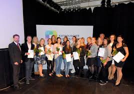 EIN SEHR GUTER JAHRGANG" hat an der Schule für Gesundheits- und  Krankenpflege am Katharinen-Hospital Unna sein Examen geschafft. Die  lobenden Worte gab's vom Haupt-Prüfer Kreismedizinaldirektor Dr. Bernhard  Jungnitz für die 38 frischgebackenen