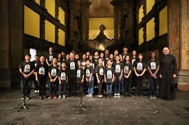 Neste domingo (22), o Coral Padre Vitaliano Maria Vari, dos Projetos  Sociais da Basílica Santuário de Nazaré teve sua primeira apresentação para  um público geral. O coro de jovens e crianças apresentou