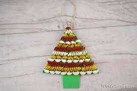 Penne pasta, a foam cone, 1 piece of farfalle pasta, and some paint are basically all you need to create your own version of this pretty christmas decoration. Cute Diy Pasta Christmas Tree Decoration Diy Crafts
