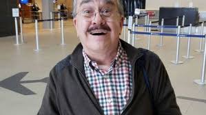 Este 1° de junio, pedro sola, conductor de ventaneando, sorprendió a espectadores y seguidores por un cambio en su imagen, este presentador apareció en el programa sin su característico bigote. Cachan A Pedro Sola Coqueteando Con Un Joven Espectaculos