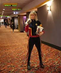 Gal gadot machte es in wonder woman vor, brie larson zog in captain marvel nach. Brie Larson Surprises Fans Watching Captain Marvel People Com