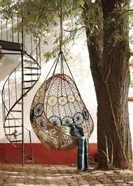 Hangesessel Korb Rattan Geflecht Outdoor Schatten Baum Pflaster Garten Stuhl Schaukel Terrassengestaltung Terrassengestaltung Ideen