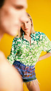 Primeiro modelo trans a desfilar no São Paulo Fashion Week, Sam Porto se  tornou uma referência de diversidade na moda brasileira. Hoje, aos 31, já  com carreira consolidada, o brasiliense faz um