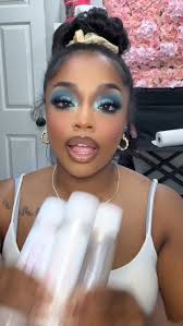 90's Aaliyah inspired look The red lip rubbed off