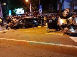 Video/ accident transmis live pe facebook. Accident Grav Transmis Live Pe Facebook Èoferul Circula Cu Peste 120 Km H Aradon