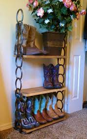 The combination of the old wood and horseshoes made for a beautiful display piece. 26 Rustic Horseshoe Home Decor Ideas Shelterness