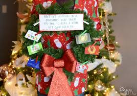 But gift cards can seem maybe a tad bit impersonal—unless you dress them up in these amazing gift card presentation ideas! Gift Card Roulette Wreath Diy Christmas Gag Gift Idea