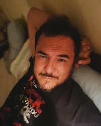 A mis días les faltan horas. La noche debilita los corazones.