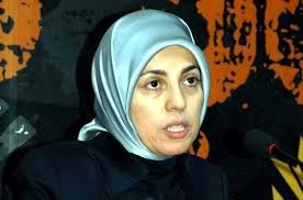 Merve kavakçı, meclis'in 3 numaralı basın kapısına, eşi cihangir i̇slam ile el ele geldi, basın açıklamasının ardından da el ele tekrar meclis binasına girdi. Merve Kavakci Ifade Verdi Siyaset