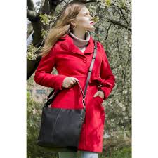 Kožená hnědá kabelka střední velikosti, crossbody nebo do ruky.