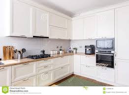* a varias de la personas les fascina los tonos oscuros en un cuarto de baño. Area De La Cocina En Nuevo Hogar Diseno Moderno Y Muebles Blancos Foto De Archivo Imagen De Blancos Hogar 116099538