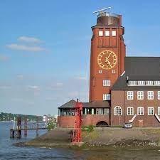 Prunkpforten am alten friedhof werden instand gesetzt! Hamburg Finkenwerder Hafen Flugzeuge Und Gorch Fock Ndr De Ratgeber Reise Hamburg