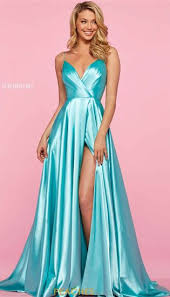 Whether you want a minimalist jill jill stuart with a stunning cut, a adrianna papell with a beaded bodice or a tadashi shoji that's fully embellished from top to bottom, our edit of beautiful formal dresses has something for every style and shape. Aqua Blue Prom Dresses Aquamarine Homecoming Dresses